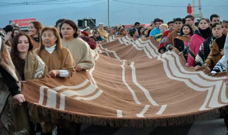 15961217560-Poncho-773x458