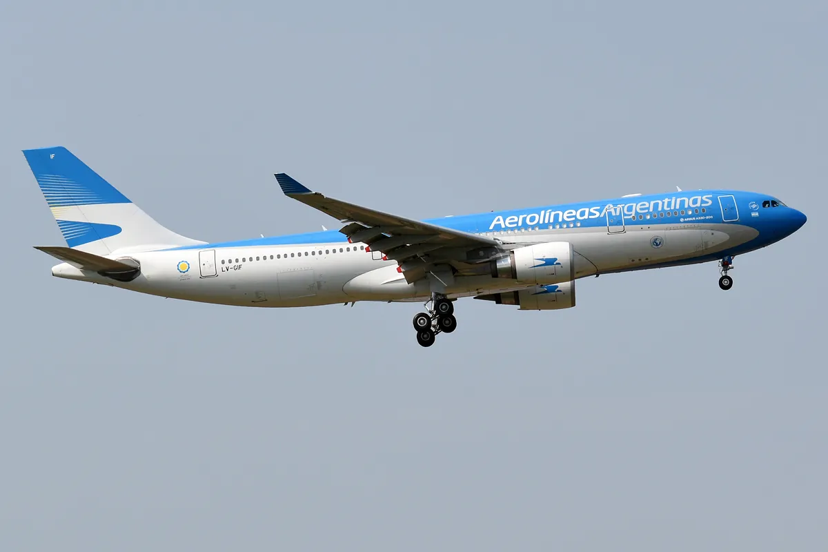 Aerolineas_Argentinas,_LV-GIF,_Airbus_A330-202_(51272191963)