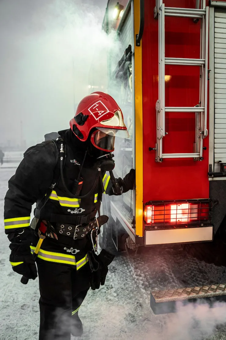 bombero-listo-su-mision_23-2149237345