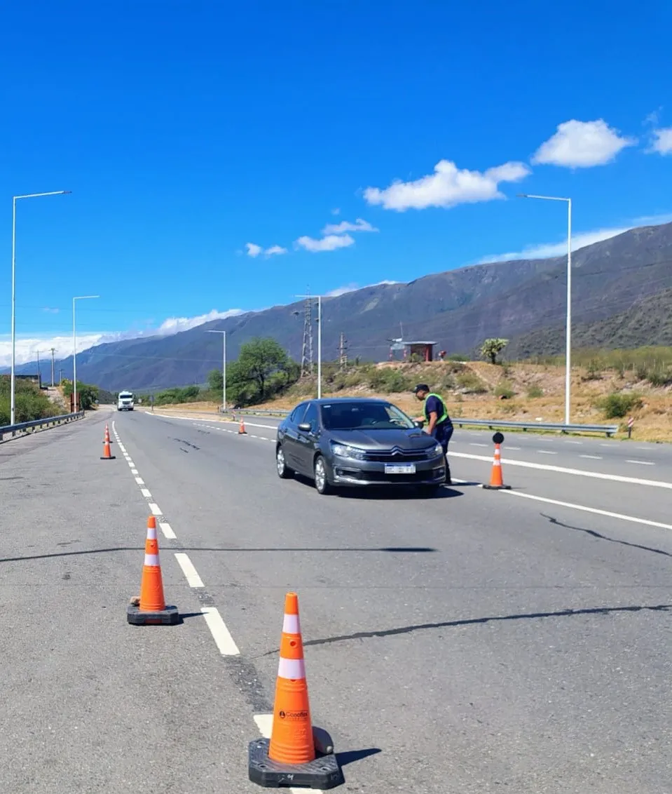 Efectivos policiales trabajan activamente en los puestos de control implementados en el marco de las Festividades Marianas 2 (1)