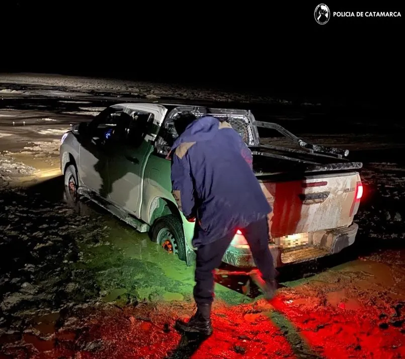 Policías asistieron a un sexagenario varado en el Volcán Galán